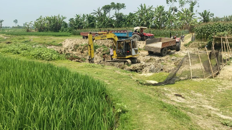 ​​মাদারগঞ্জে ঝারকাটা নদীর খাস জমি থেকে অবৈধ মাটি উত্তোলন, উদ্বেগে স্থানীয়রা