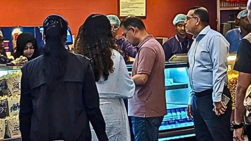 জাইমাকে নিয়ে ‘বনলতা এক্সপ্রেস’ দেখতে গেলেন প্রধানমন্ত্রী