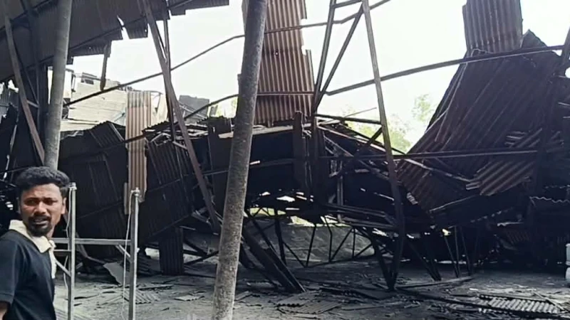 সীতাকুণ্ডে কারখানার ছাউনির শেড ধসে দুই শ্রমিক নিহত