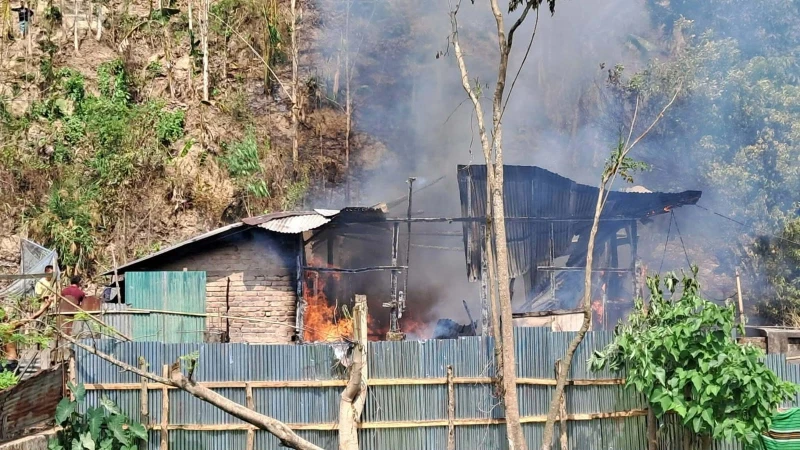 বান্দরবানে অগ্নিকাণ্ডে নারীর মৃত্যু, পানির অভাবে নেভাতে দেরি