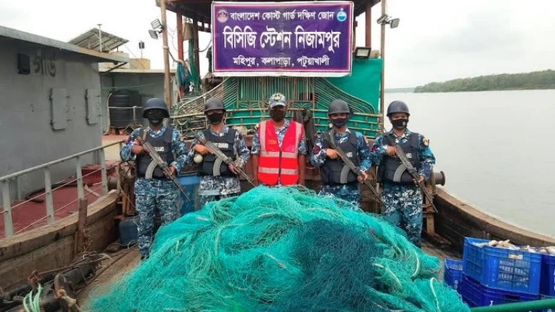 পটুয়াখালীতে বিপুল পরিমাণ সামুদ্রিক মাছসহ আর্টিসানাল ট্রলিং বোট জব্দ