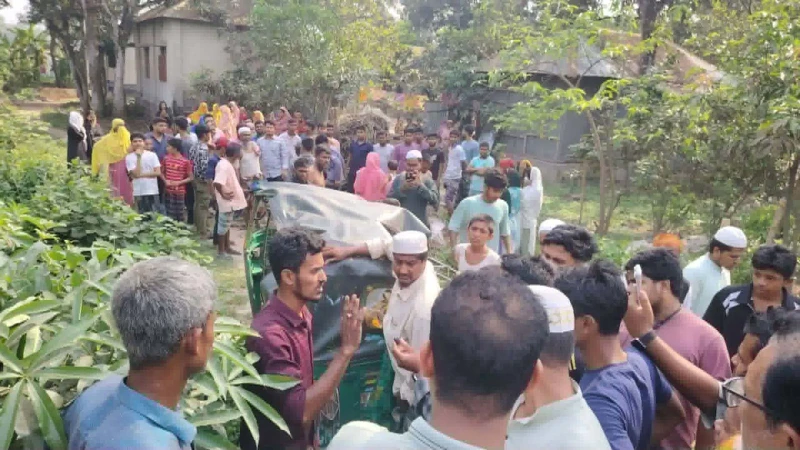 কাভার্ড ভ্যানের ধাক্কায় সিএনজি দুর্ঘটনা: প্রাণ গেল মা-ছেলের, হাসপাতালে দাদা-দাদি