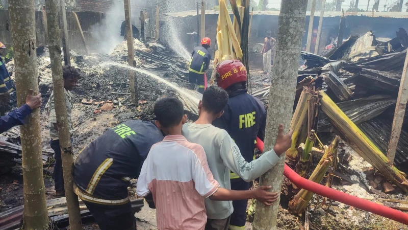 সীতাকুণ্ডের শোকলালহাটে তুলার গুদামে আগুন, ক্ষয়ক্ষতি প্রায় ৮ লাখ টাকা
