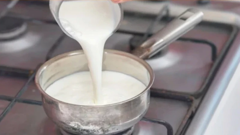 দুধে ভেজাল শনাক্তে ঘরোয়া কিছু পরীক্ষা: সচেতন থাকার পরামর্শ বিশেষজ্ঞদের