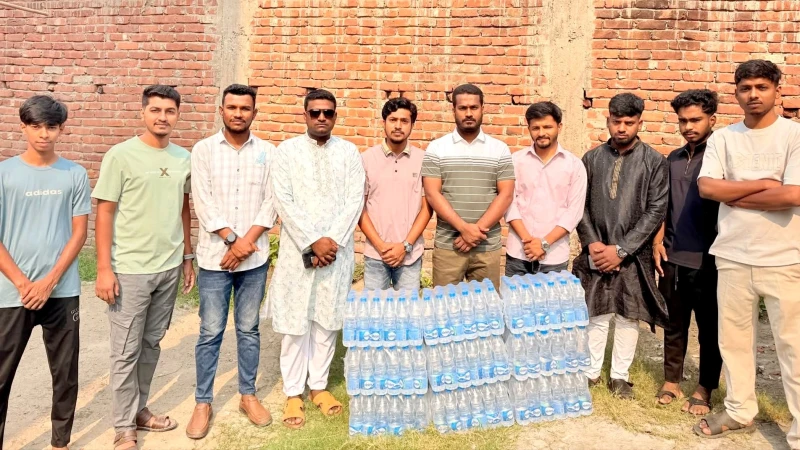 মুরাদনগরে তীব্র গরমে এসএসসি পরীক্ষার্থীদের মাঝে বিশুদ্ধ পানি বিতরণ