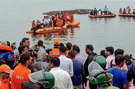 বুড়িগঙ্গায় বাল্কহেডের ধাক্কায় ওয়াটার বাস ডুবে মৃত্যু ৩ জনের