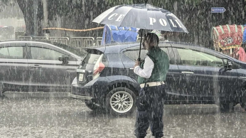 ঝুম বৃষ্টিতে সকাল শুরু রাজধানীবাসীর