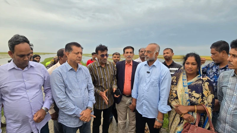 অষ্টগ্রামে ক্ষতিগ্রস্ত কৃষকদের পাশে জেলা পরিষদ প্রশাসক