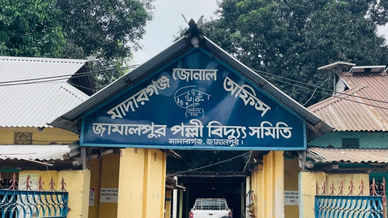 ঝড়ে মাদারগঞ্জে বিদ্যুৎ বিপর্যয়: চার দিন ধরে অন্ধকারে ১৫ গ্রাম, ভোগান্তিতে পরীক্ষার্থীরা