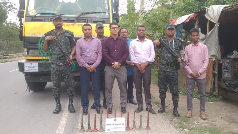 শব্দদূষণ রোধে নওগাঁয় মোবাইল কোর্ট, ৫ যানবাহনকে জরিমানা