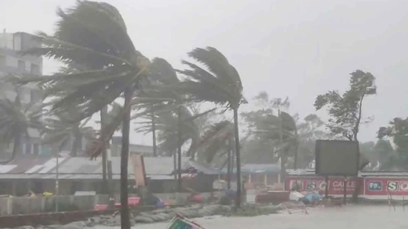 ১০ জেলায় দুপুরের আগে ঝড়ের আভাস, নদীবন্দরে সতর্কতা