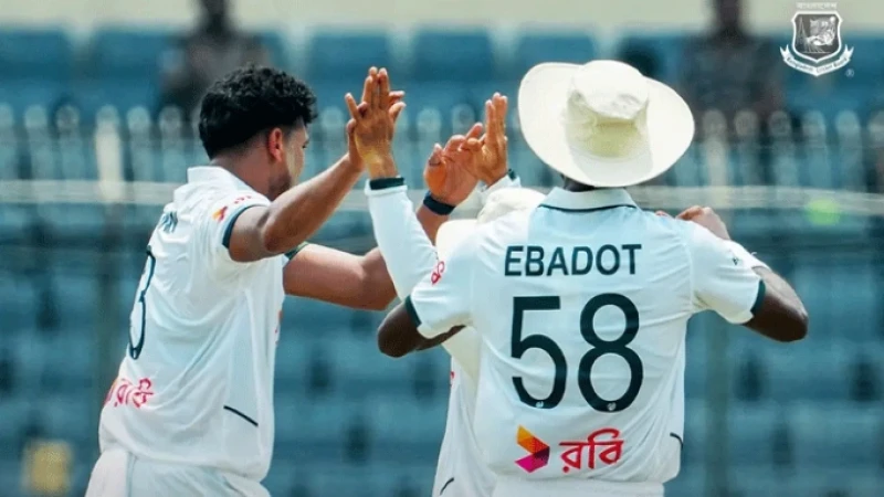 তিন উইকেট হারিয়ে চাপে পাকিস্তান