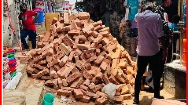 কোম্পানীগঞ্জ বাজারে রাস্তার ওপর নির্মাণসামগ্রী, চরম ভোগান্তিতে জনসাধারণ