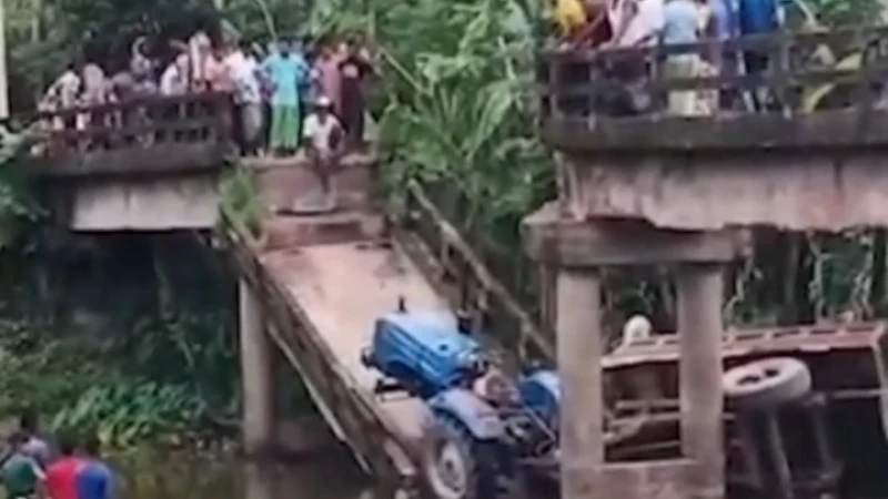 কুড়িগ্রামে সেতু ধস, মালবাহী গাড়ি খাদে পড়ে যোগাযোগ বন্ধ
