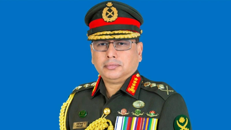 হজ পালন শেষে দেশে ফিরলেন সেনাপ্রধান