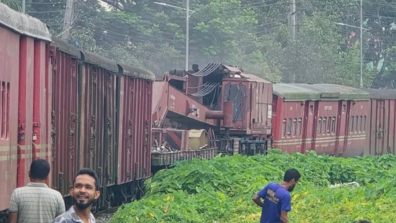 লাইনচ্যুত ট্রেন উদ্ধার করতে গিয়ে রিলিফ ট্রেন নিজেই লাইনচ্যুত