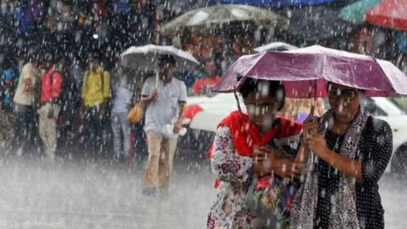 ধেয়ে আসছে বৃষ্টিবলয়, চার বিভাগে ভারি বর্ষণের শঙ্কা
