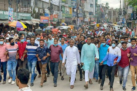 রাজধানীতে প্রতিবাদ মিছিল ও সমাবেশ অনুষ্ঠিত হয় যুবলীগের