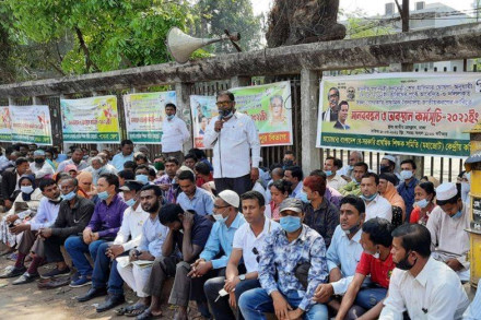 জাতীয়করণের দাবিতে বন্ধের দিনেও আন্দোলন চালিয়ে যাচ্ছেন বেসরকারি মাধ্যমিক বিদ্যালয়ের শিক্ষকরা