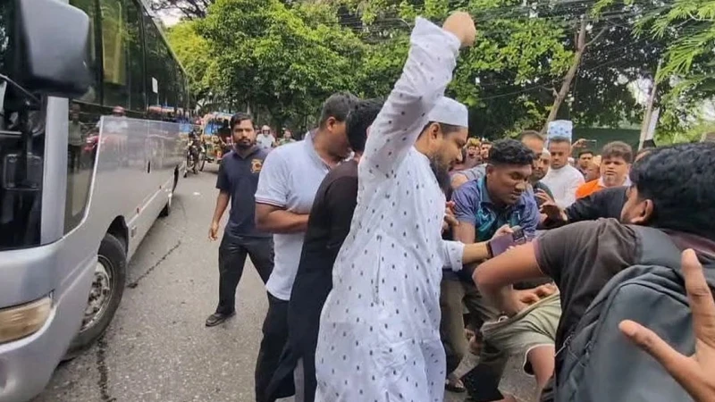 সাংবাদিককে মারধরের ঘটনায় জামায়াতের ৪ কর্মী বহিষ্কার