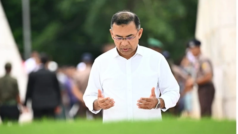দেশে ফিরেই বাবা-মায়ের কবর জিয়ারত প্রধানমন্ত্রীর