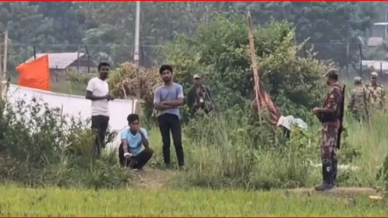 ১৪ দিন ধরে সীমান্তের শূন্যরেখায় খোলা আকাশের নিচে তিন যুবক