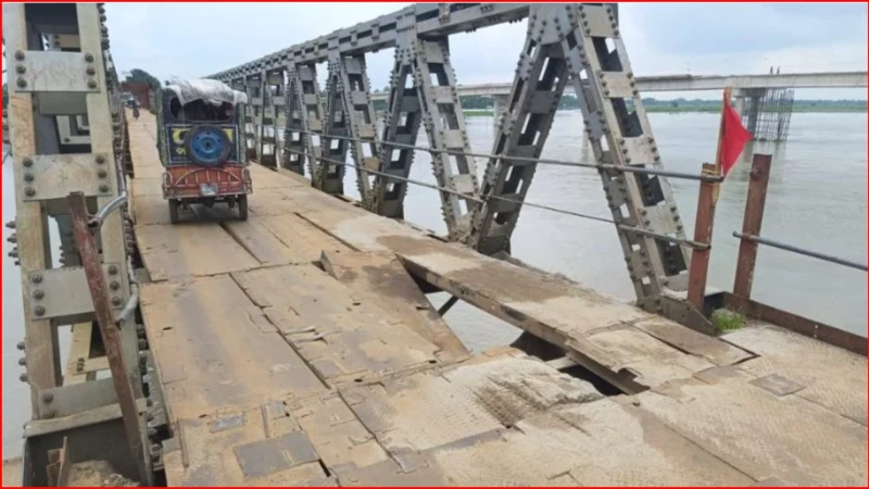 সোনাহাট সেতুর পাটাতন ভেঙে ভারী যান চলাচল বন্ধ, স্থলবন্দরের বাণিজ্যে শঙ্কা