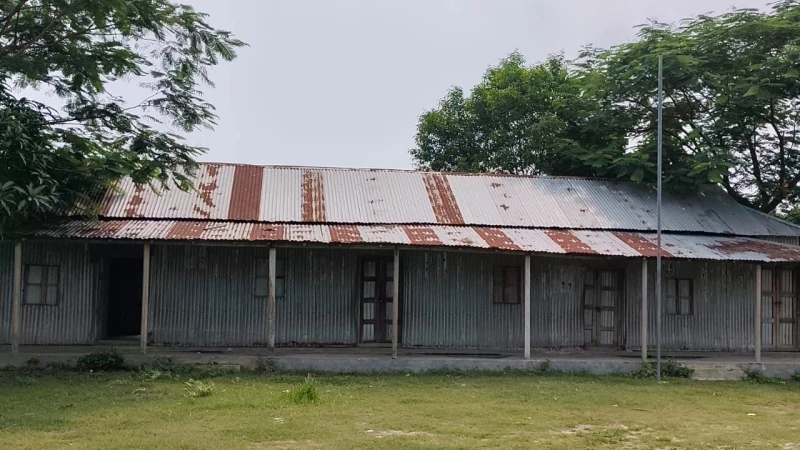 মাদারগঞ্জে ৯ বছর ধরে বন্ধ সরকারি প্রাথমিক বিদ্যালয়, পাঠদান ছাড়াই বেতন-ভাতা নেওয়ার অভিযোগ