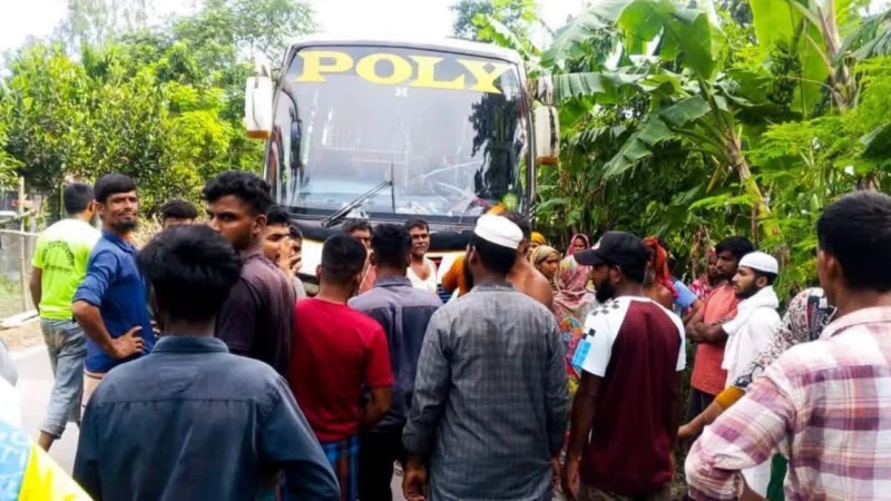 রাজীবপুরে সড়ক দুর্ঘটনায় আহত ৩, অটোরিকশার সঙ্গে পলিবাহী যানবাহনের মুখোমুখি সংঘর্ষ