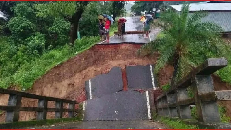 সেতু ধসে রাঙামাটি-বান্দরবান সড়ক যোগাযোগ বন্ধ, বিলাইছড়িতে বন্যা পরিস্থিতির অবনতি