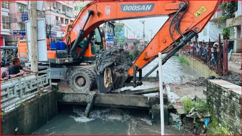 কুমিল্লায় জলাবদ্ধতা নিরসনে অভিযানে দুটি কালভার্ট ভেঙে দিল সিটি করপোরেশন