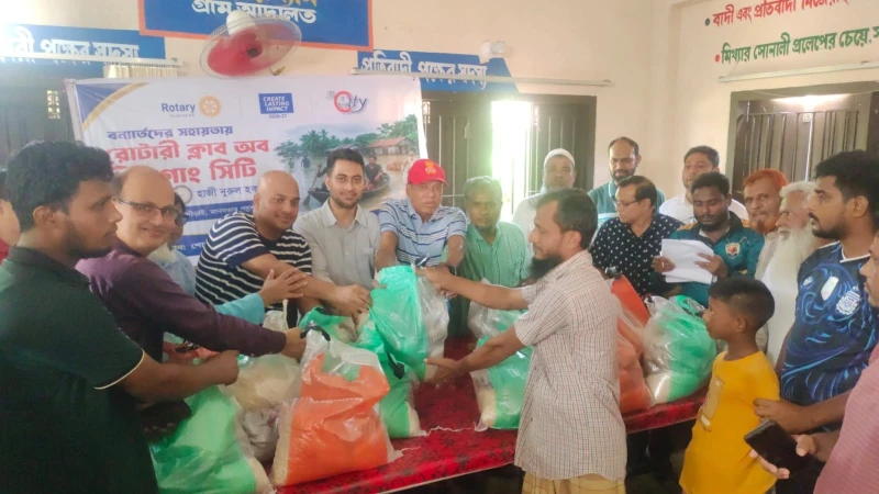 পটিয়ায় রোটারি ক্লাব অব চিটাগং সিটির উদ্যোগে বন্যার্তদের মাঝে ত্রাণ বিতরণ