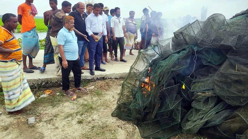 বড়াইগ্রামে ২ লাখ টাকার নিষিদ্ধ চায়না রিং জাল জব্দ ও ধ্বংস