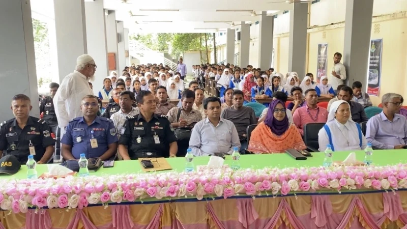 নাটোরে র‌্যাব-৫-এর উদ্যোগে বড়াইগ্রামে টাউনহল সভা অনুষ্ঠিত