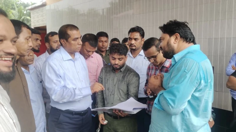 পটিয়ায় ফুলকলি ও বনফুল ফ্যাক্টরি পরিদর্শনে এমপি এনামুল হক, স্বাস্থ্যসম্মত পরিবেশ বজায় রাখার তাগিদ