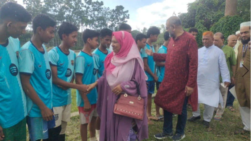 পটিয়ার মুকুট নাইট উচ্চ বিদ্যালয়ে আন্তঃশ্রেণি ফুটবল প্রতিযোগিতার উদ্বোধন