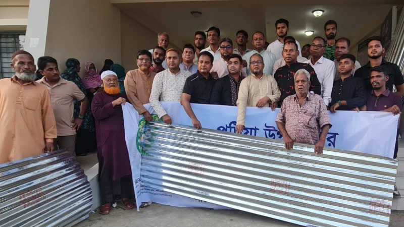 বন্যার্তদের পুনর্বাসনে পটিয়ায় চট্টগ্রাম সমিতি ঢাকার ঢেউটিন বিতরণ