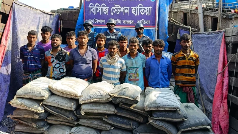 হাতিয়ায় ৫৯৫ বস্তা সিমেন্টসহ ১২ পাচারকারী আটক