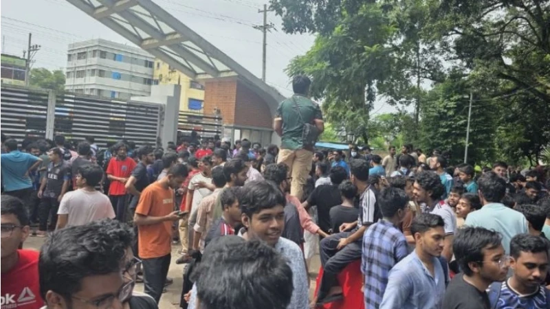 চুয়েট উত্তাল, নতুন ভিসিকে ক্যাম্পাসে প্রবেশে শিক্ষার্থীদের বাধা