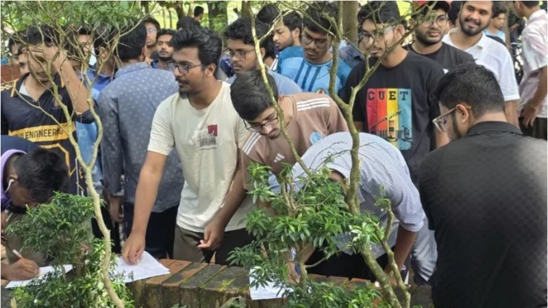 চুয়েটে শাটডাউন অব্যাহত, উপাচার্য পুনর্বহালের দাবিতে গণস্বাক্ষর