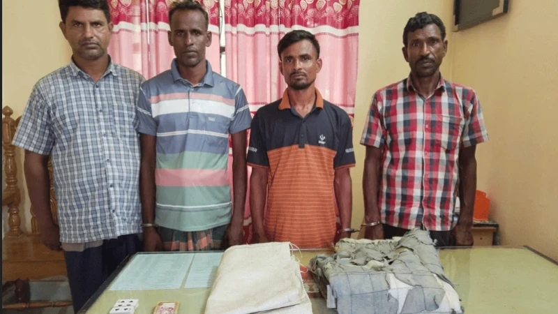 মাদারগঞ্জে জুয়ার আসর থেকে আ.লীগের সভাপতিসহ গ্রেপ্তার ৪