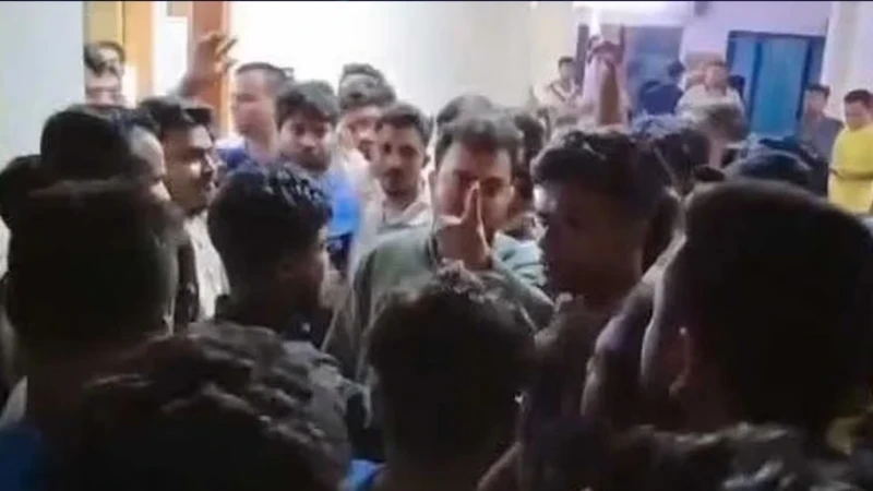 ওসির কক্ষের সামনে দাঁড়িয়ে ‘থানার ইট খুলে নেওয়ার’ হুমকি এনসিপি নেতার