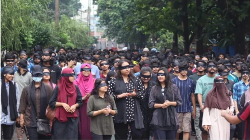 নবম দিনে কালো কাপড়ে চোখ বেঁধে চুয়েট শিক্ষার্থীদের প্রতিবাদ মিছিল