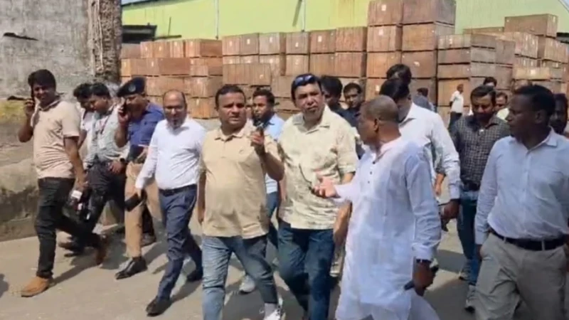 বেনাপোল স্থলবন্দর পরিদর্শনে নৌপরিবহন প্রতিমন্ত্রী