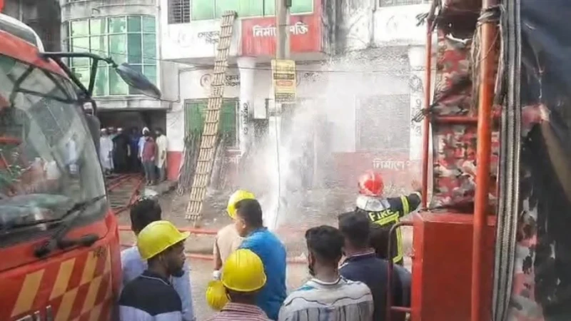 গাজীপুরে পোশাক কারখানায় আগুন, নিয়ন্ত্রণে ৯ ইউনিট