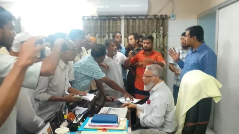 ‘মব’ করে ভিসির পদত্যাগপত্রে সই: বিএনপি নেতা গ্রেপ্তার, থমথমে ক্যাম্পাসে মানববন্ধন