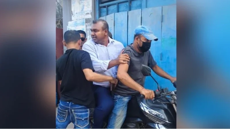 খুলনায় সাব রেজিস্ট্রারকে তুলে নেওয়ার অভিযোগ, ৪০ মিনিট পর ফিরে এসে নীরব