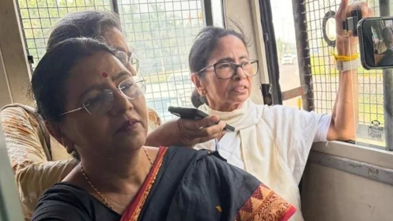 আটক হওয়ার পরও মমতার ঘোষণা: দেশে কী ঘটছে সবাই জানে, লড়াই চলবে