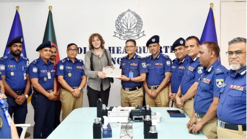 জার্মান পর্যটকের হারানো ল্যাপটপ উদ্ধার করে হস্তান্তর করল পুলিশ