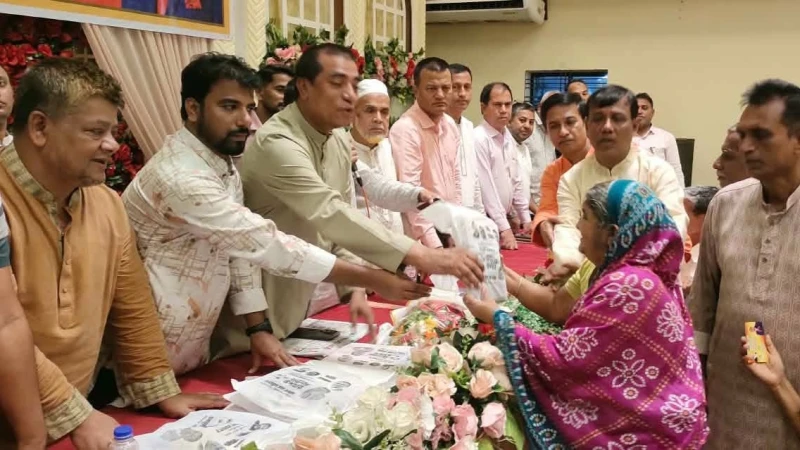 পটিয়ায় পূজারীদের মধ্যে প্রধানমন্ত্রীর উপহার বিতরণ করলেন এমপি এনামুল হক
